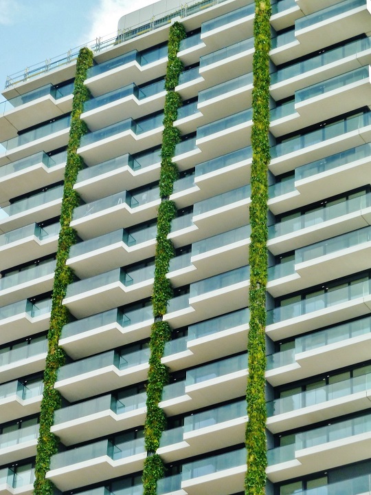 Fassadenbegrünung am Hochhaus planen und montieren mit lebenden Pflanzen fassadenbegruenung hochhaus planen bauen kaufen